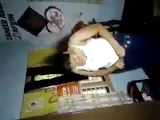 Mijn vriendin verkoopt het aan een amateur devar bhabhi ka sexy vriend voor enkele honderden euro ' s